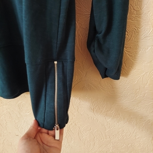 Apt. 9 forest green sweater v-neck w side zipper detail and ruched sleeves Small - Picture 2 of 9